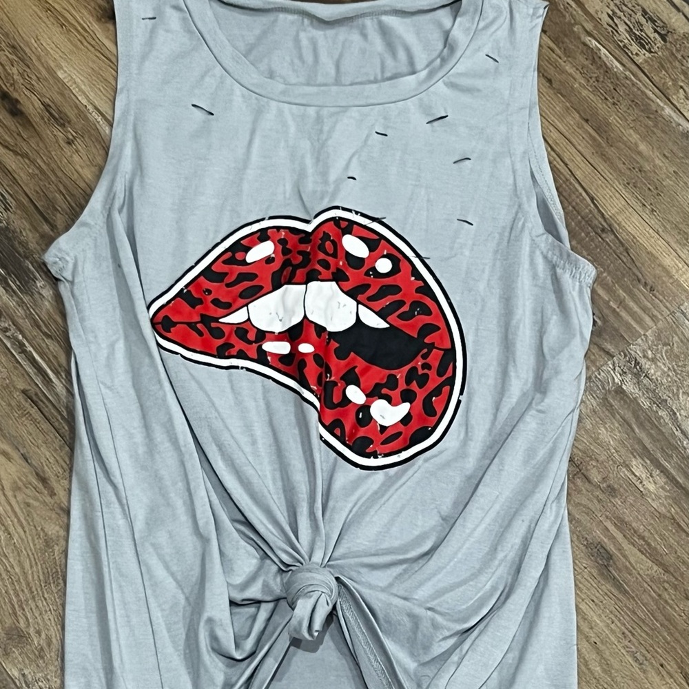 Women’s fun pout lip with slits boutique tank top